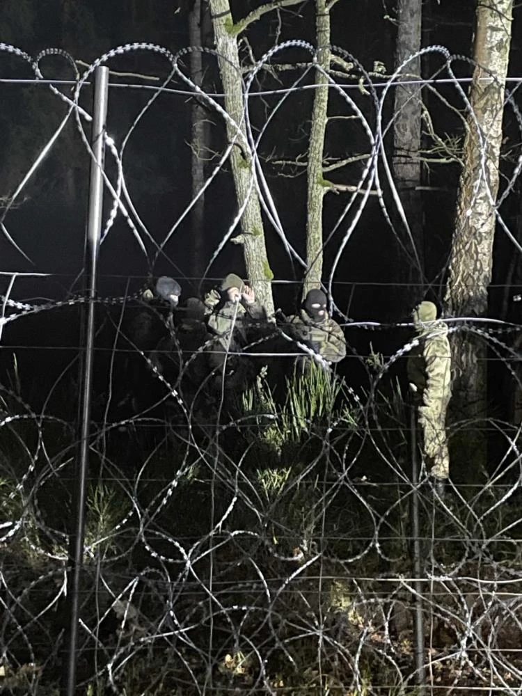 Polonya Belarus sınırında 100 göçmeni gözaltına aldı